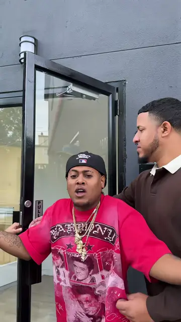 The shoulders at a shop door